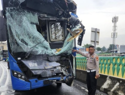 Dua Bus Transjakarta Bertabrakan di Koridor 13, Puluhan Penumpang Terluka