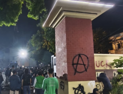 Aksi Protes di Yogyakarta Berujung Ricuh, Gerbang Polda DIY Rusak